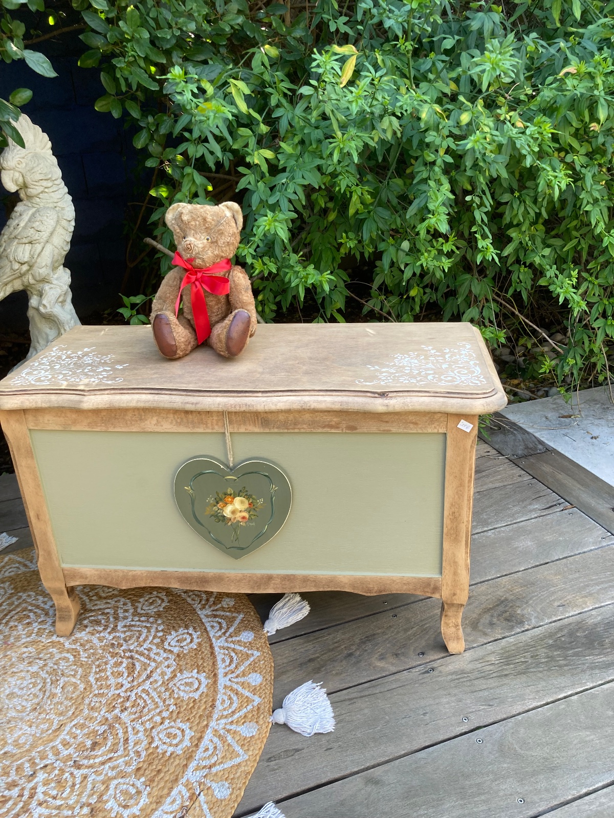Coffre à jouets 🧸 vintage kaki bois/ coeur slave  meuble vintage relooke en bois massif