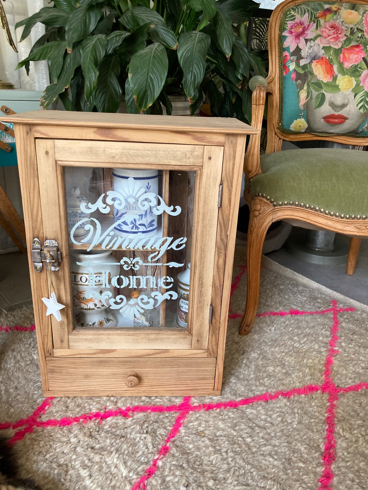 Petite armoire à pharmacie / vitrine sapin  meuble vintage relooke en bois massif