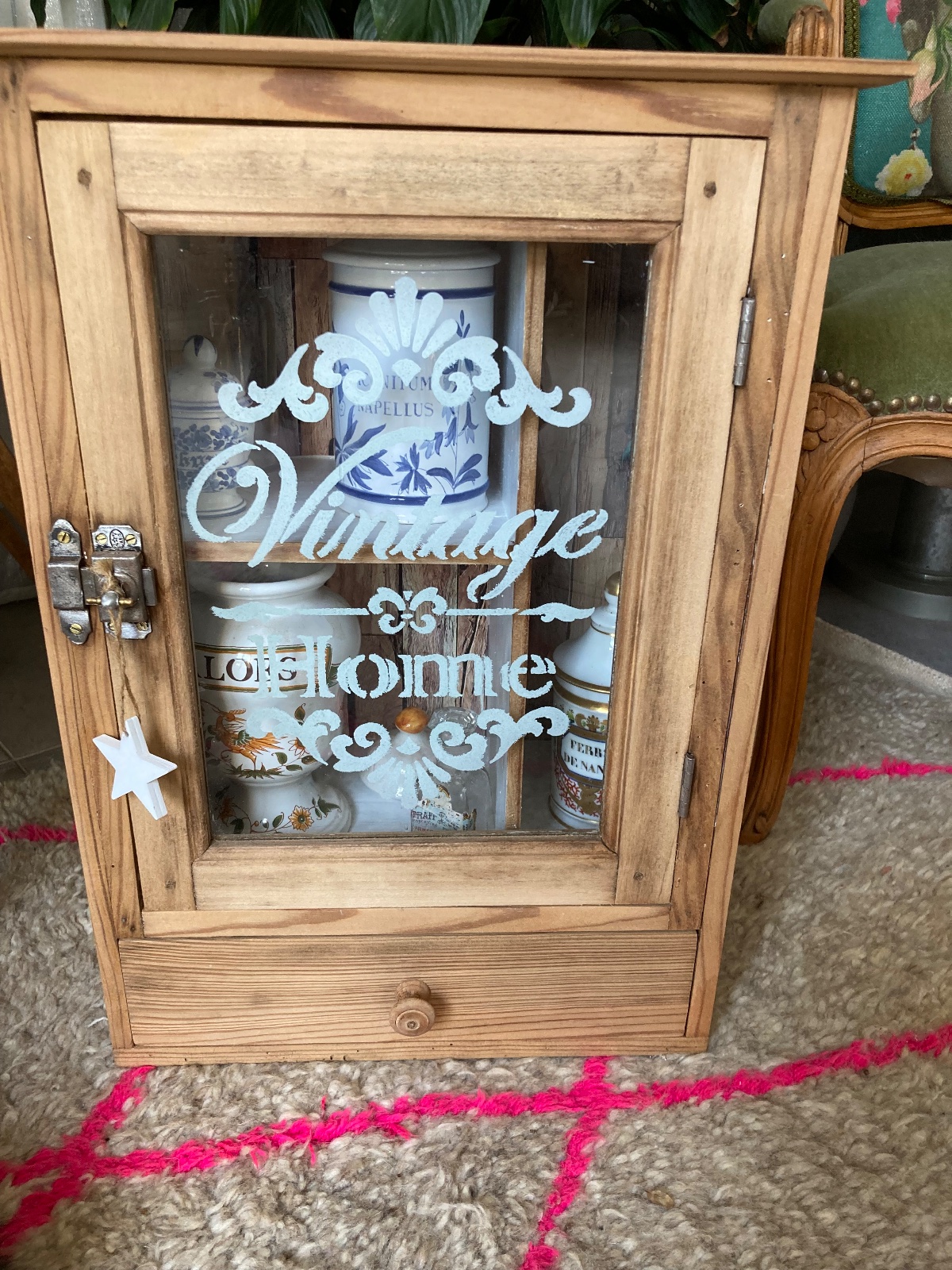 Petite armoire à pharmacie / vitrine sapin  meuble vintage relooke en bois massif