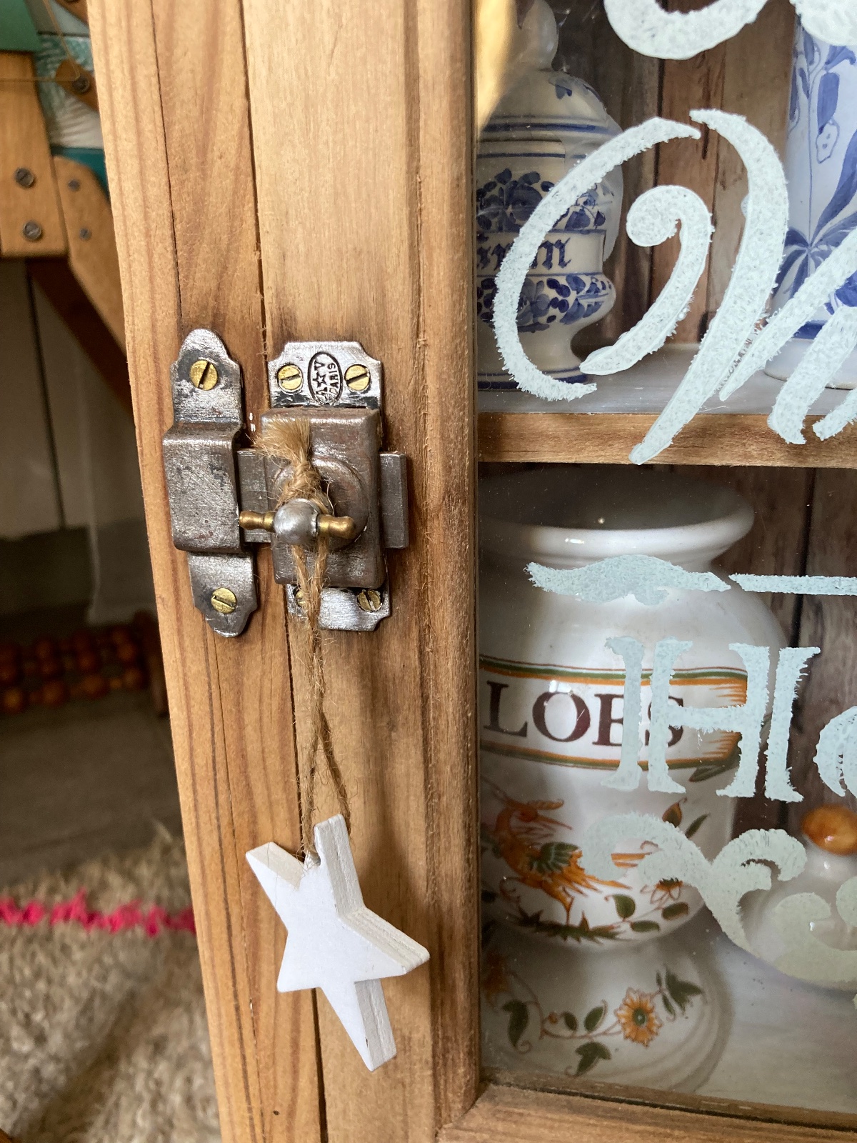 Petite armoire à pharmacie / vitrine sapin  meuble vintage relooke en bois massif