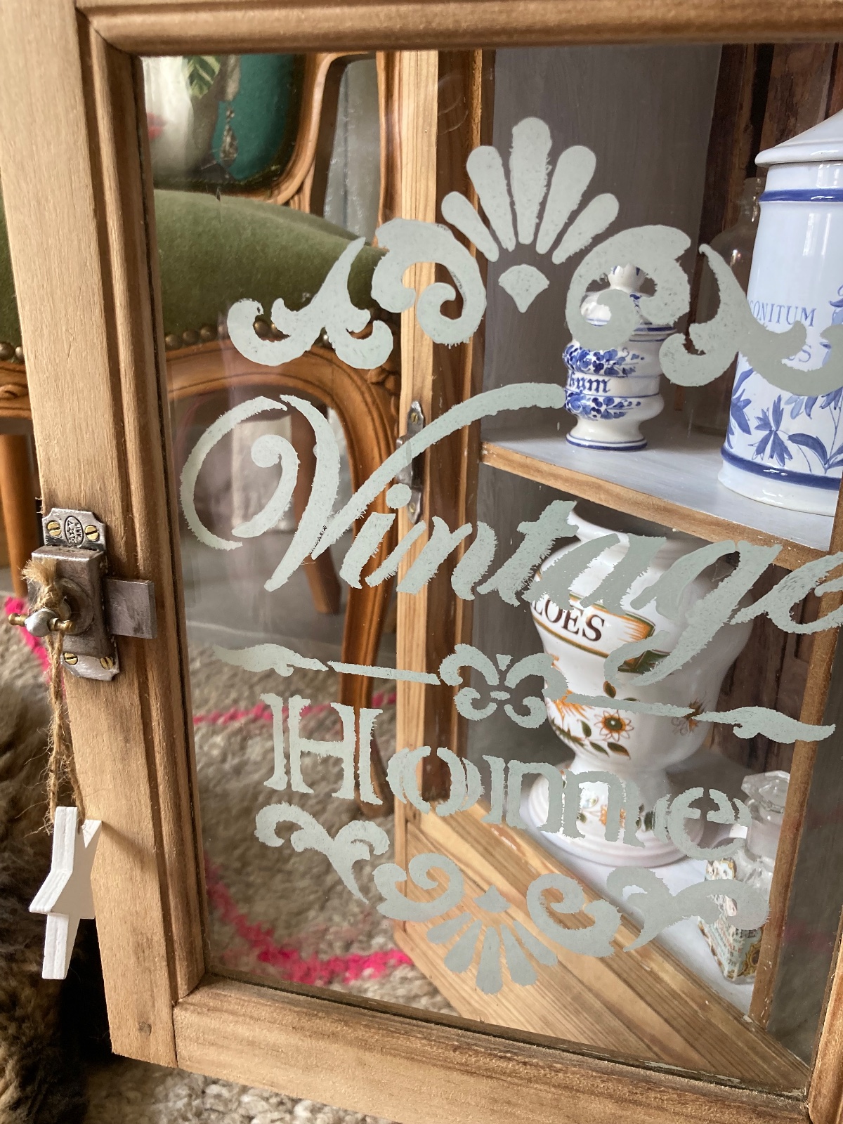 Petite armoire à pharmacie / vitrine sapin  meuble vintage relooke en bois massif
