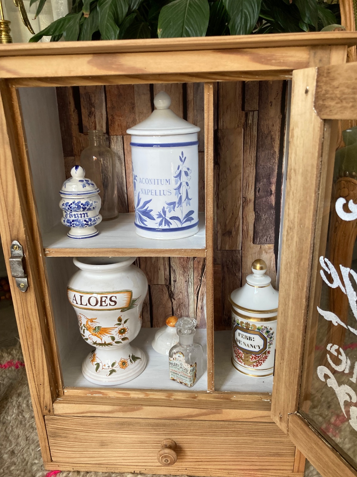 Petite armoire à pharmacie / vitrine sapin  meuble vintage relooke en bois massif