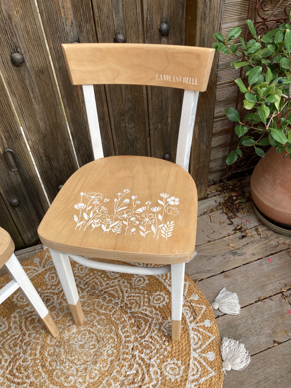 Lot de 2 chaises bistrot bohème blanc/fleurs  meuble vintage relooke en bois massif
