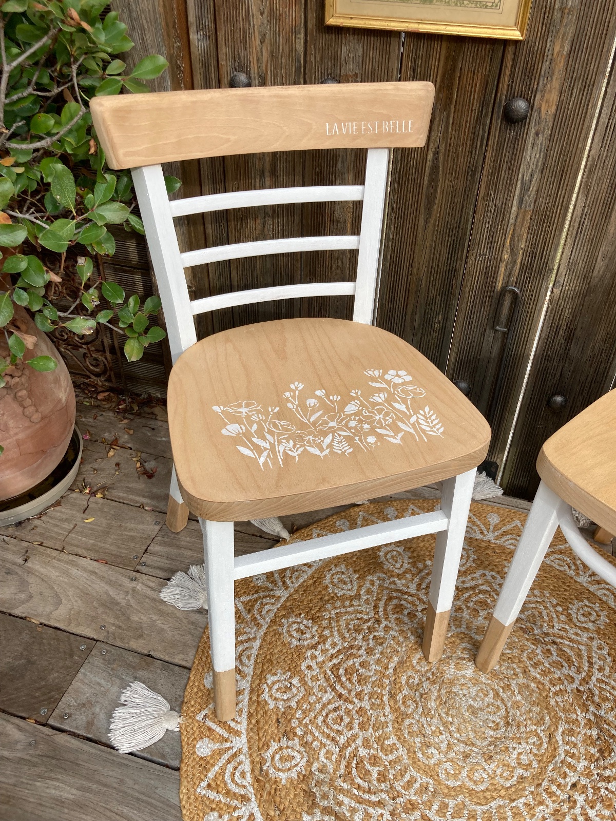 Lot de 2 chaises bistrot bohème blanc/fleurs  meuble vintage relooke en bois massif
