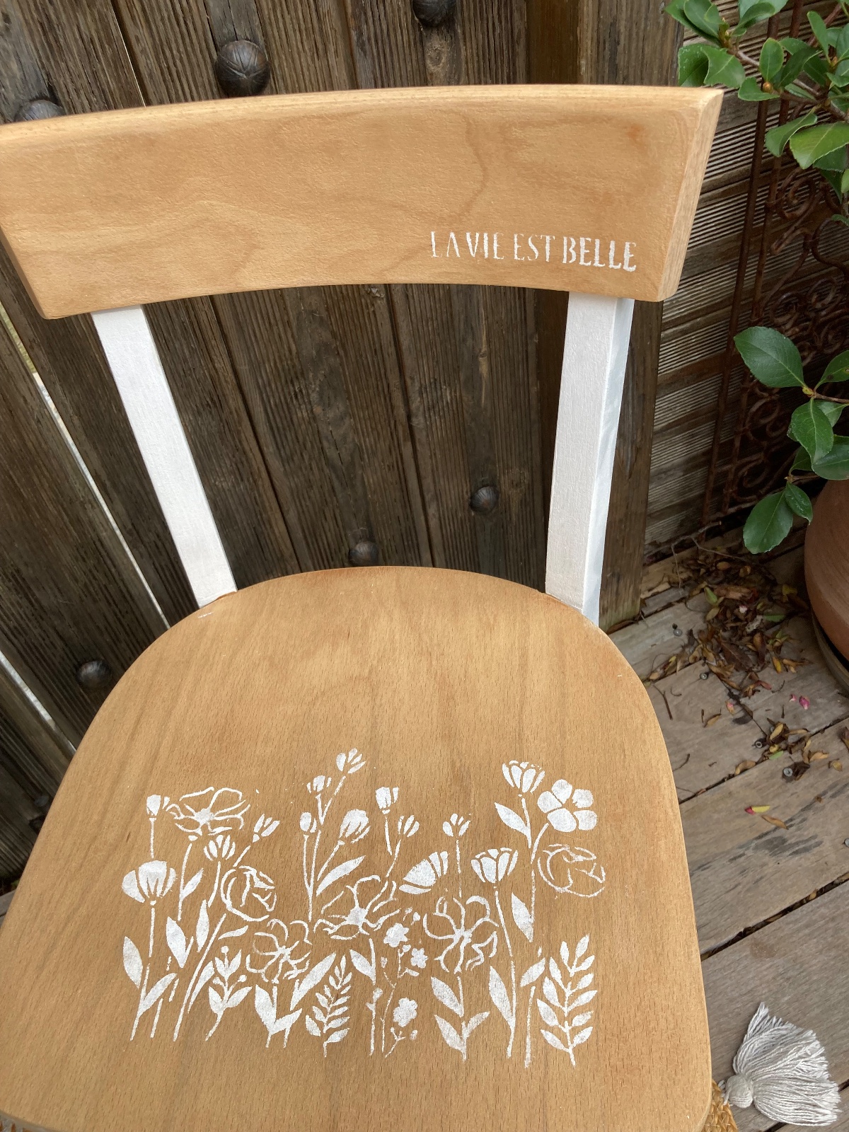 Lot de 2 chaises bistrot bohème blanc/fleurs  meuble vintage relooke en bois massif