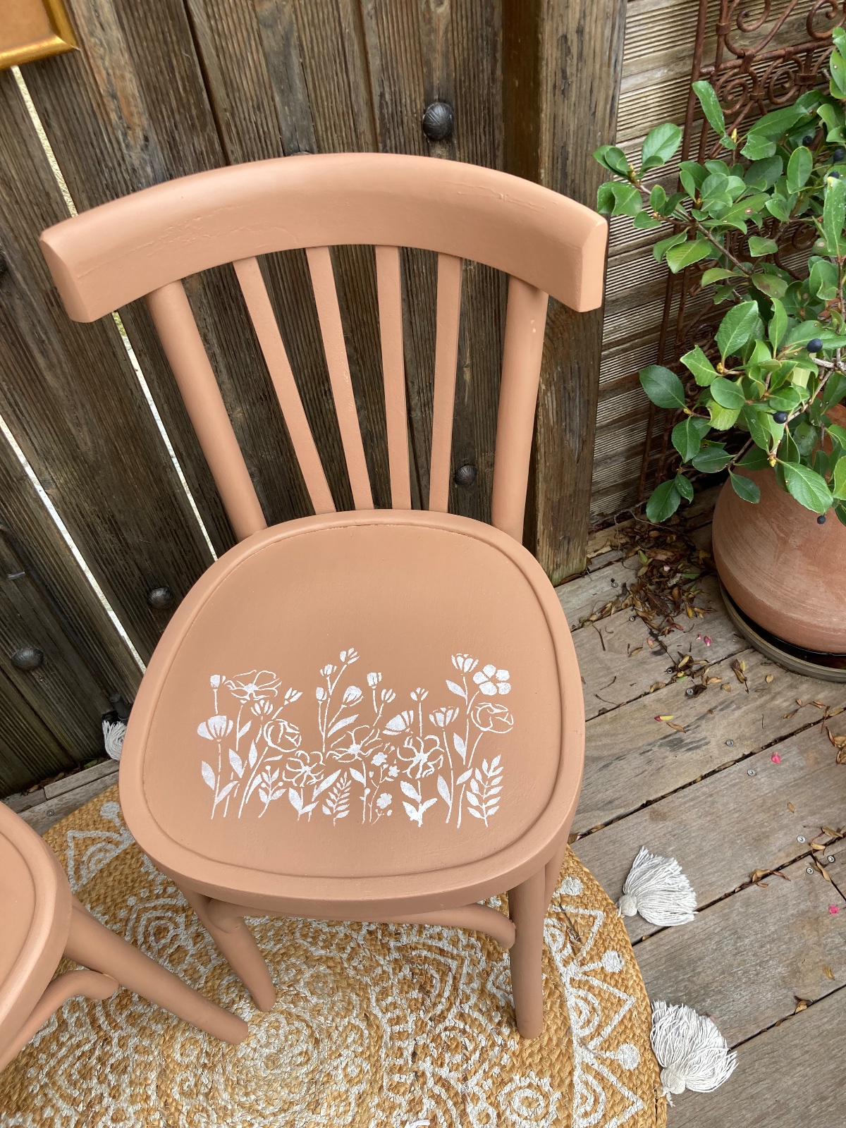 Lot de 2 chaises bistrot bohème terracotta / fleurs  meuble vintage relooke en bois massif