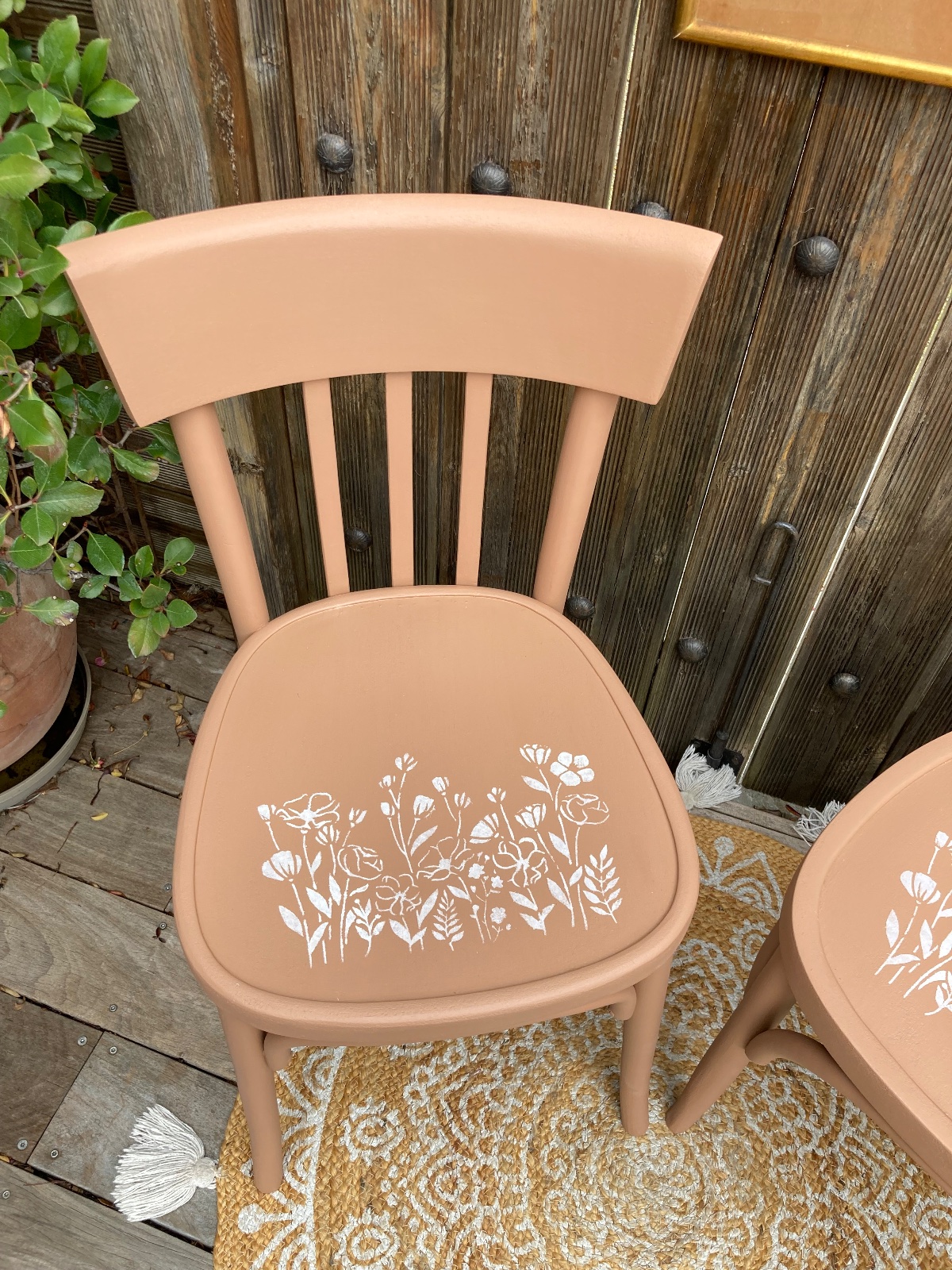 Lot de 2 chaises bistrot bohème terracotta / fleurs  meuble vintage relooke en bois massif