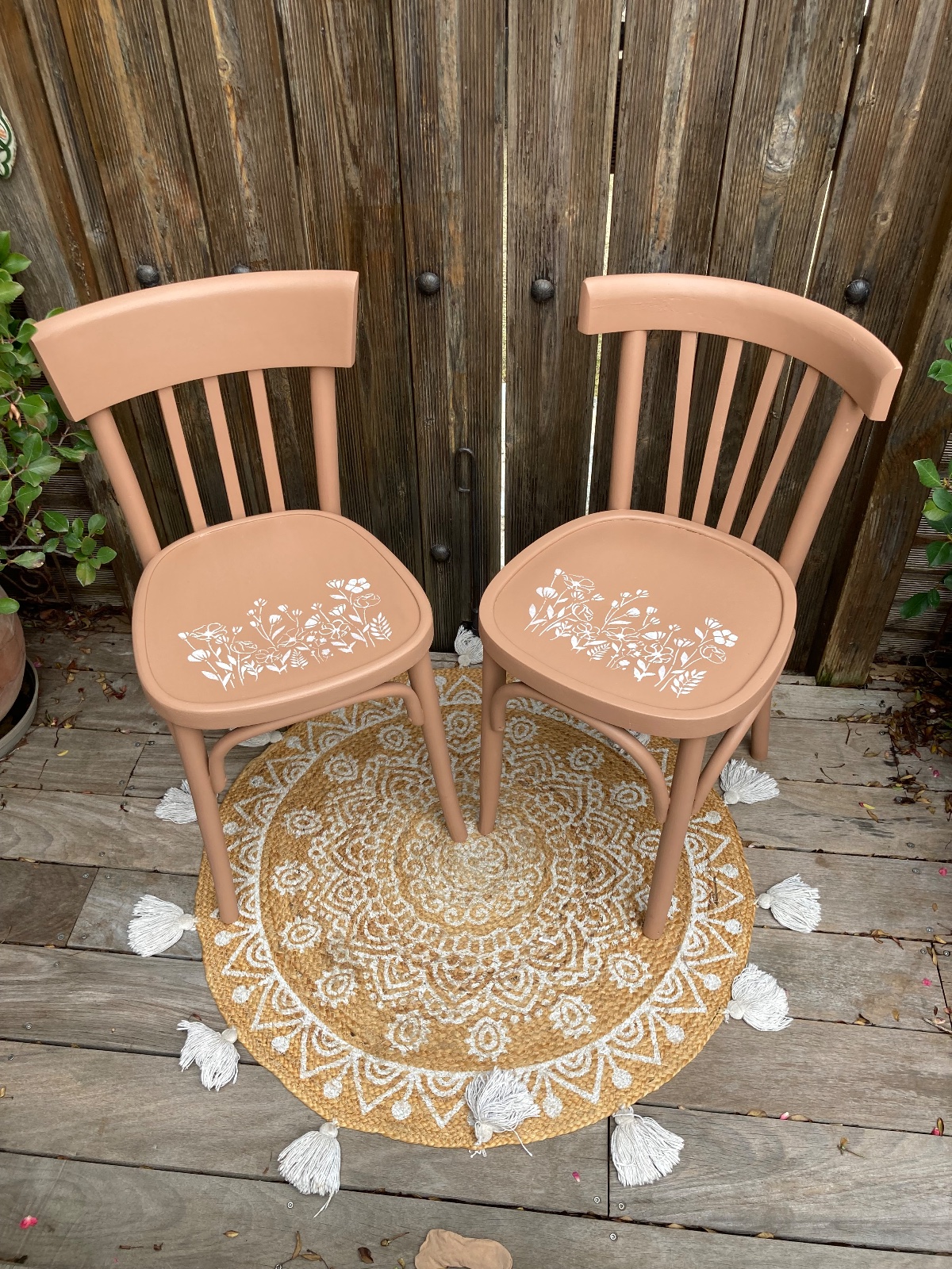 Lot de 2 chaises bistrot bohème terracotta / fleurs  meuble vintage relooke en bois massif