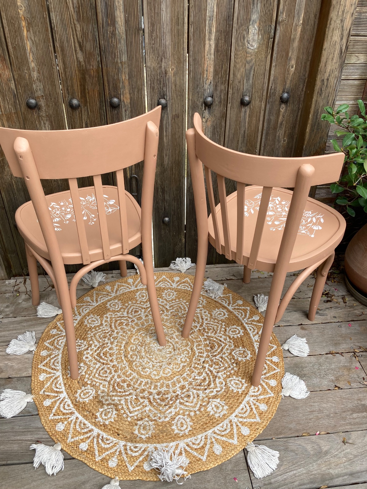 Lot de 2 chaises bistrot bohème terracotta / fleurs  meuble vintage relooke en bois massif