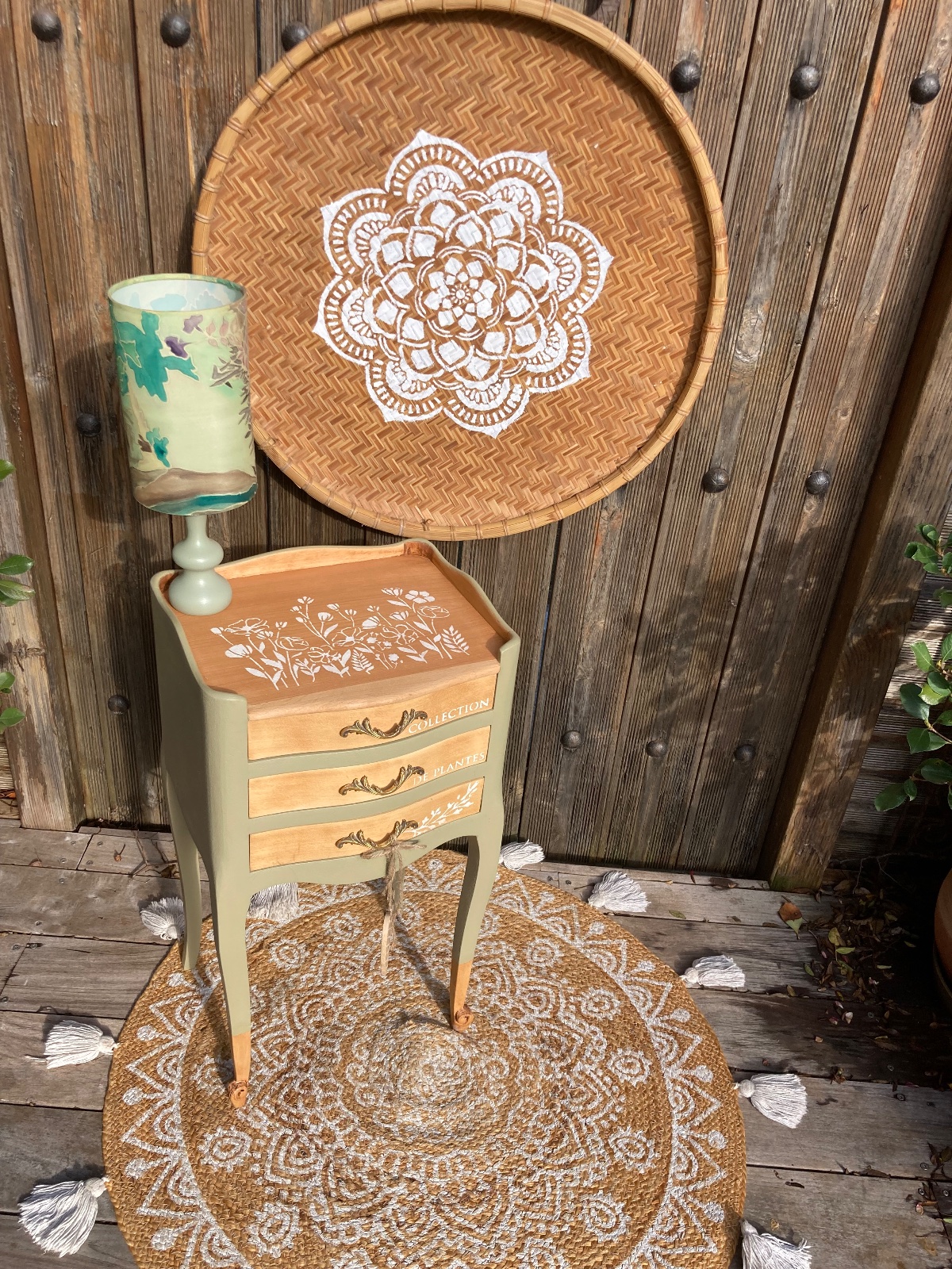 Chevet bohème ou Gueridon kaki/ fleurs  meuble vintage relooke en bois massif
