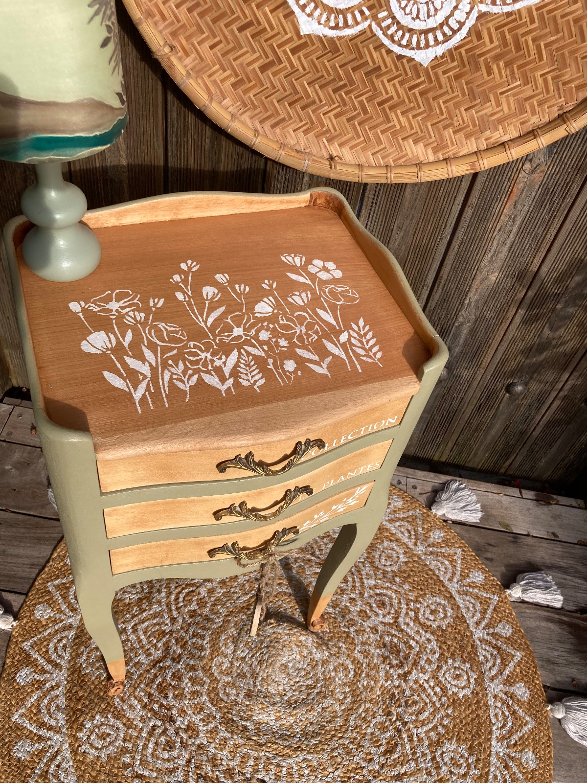 Chevet bohème ou Gueridon kaki/ fleurs  meuble vintage relooke en bois massif
