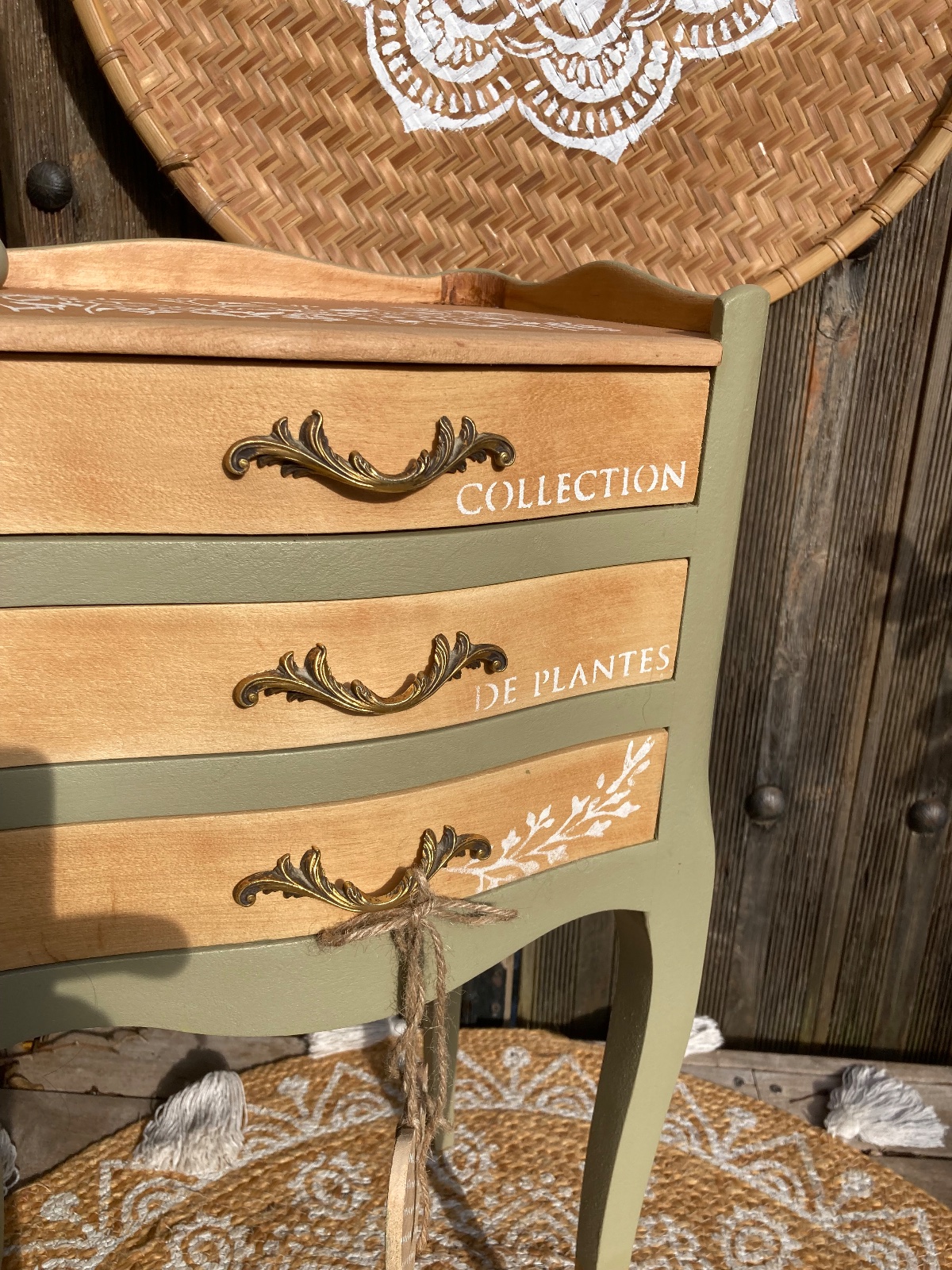 Chevet bohème ou Gueridon kaki/ fleurs  meuble vintage relooke en bois massif