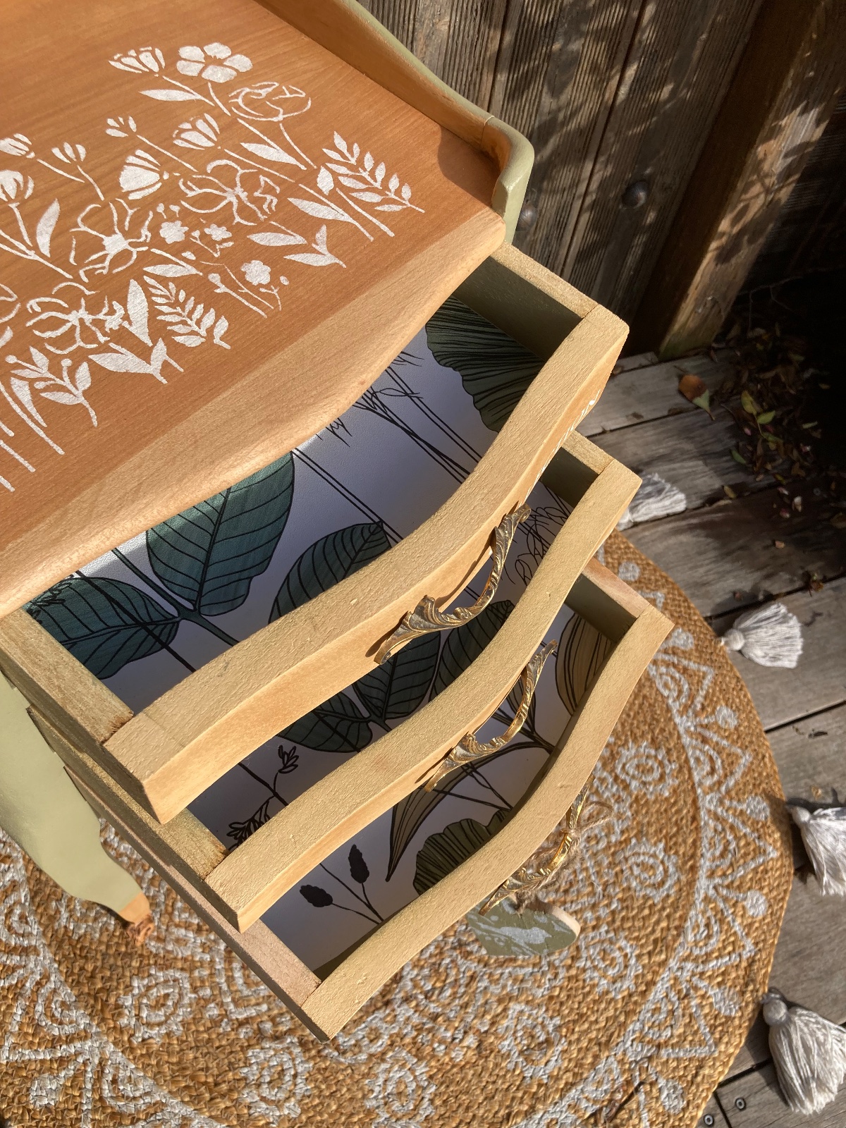 Chevet bohème ou Gueridon kaki/ fleurs  meuble vintage relooke en bois massif