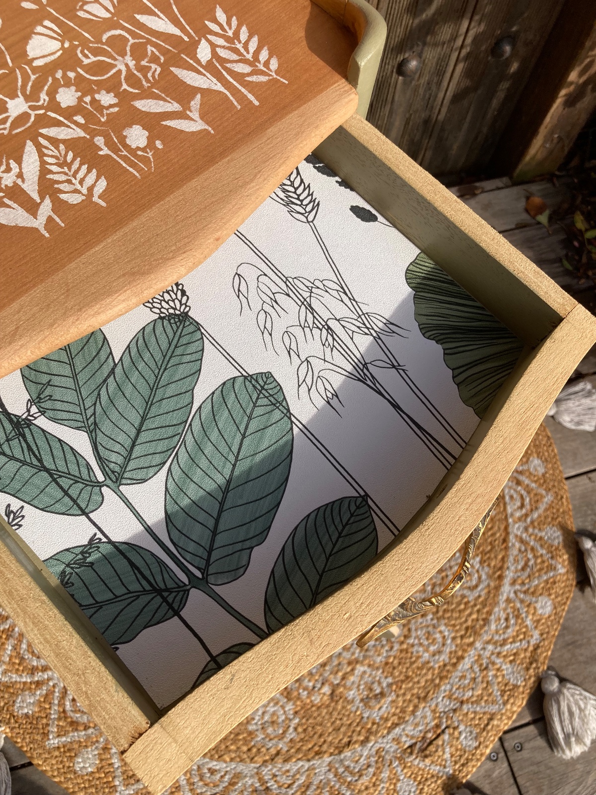 Chevet bohème ou Gueridon kaki/ fleurs  meuble vintage relooke en bois massif