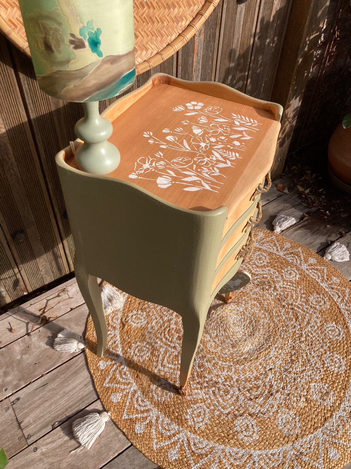 Chevet bohème ou Gueridon kaki/ fleurs  meuble vintage relooke en bois massif