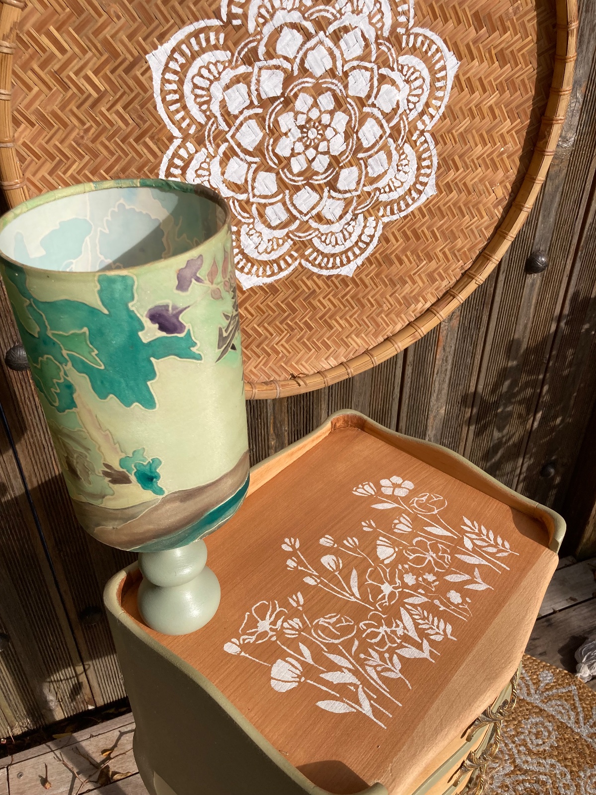 Chevet bohème ou Gueridon kaki/ fleurs  meuble vintage relooke en bois massif
