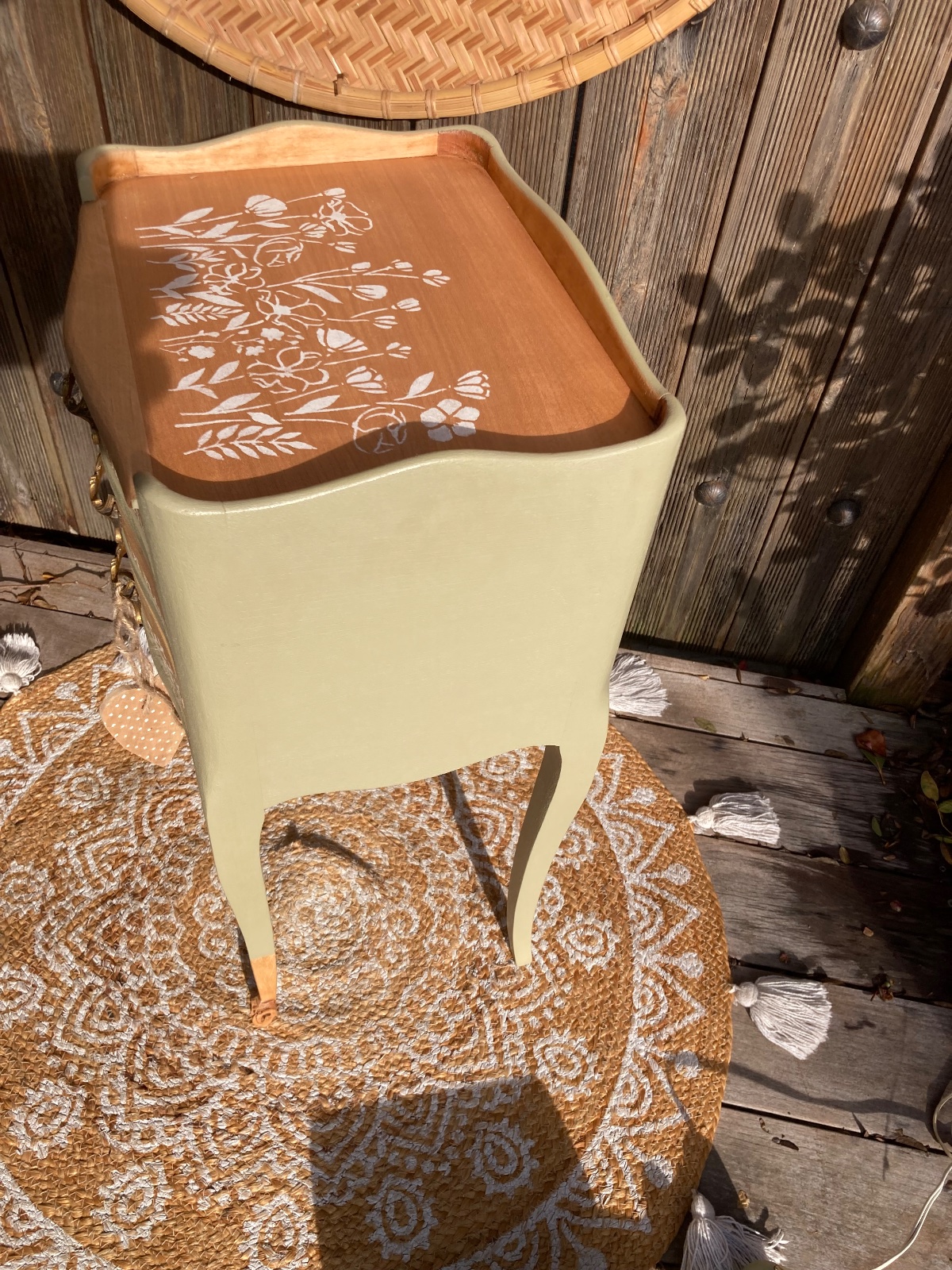 Chevet bohème ou Gueridon kaki/ fleurs  meuble vintage relooke en bois massif