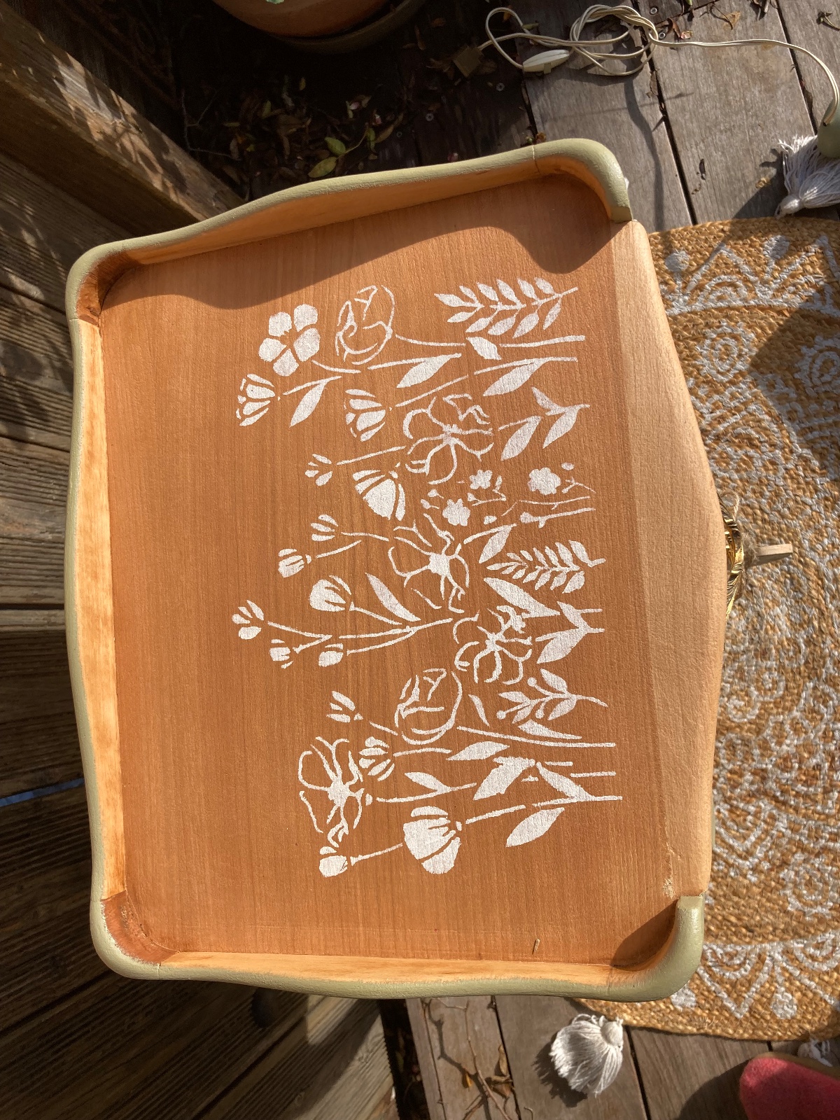 Chevet bohème ou Gueridon kaki/ fleurs  meuble vintage relooke en bois massif