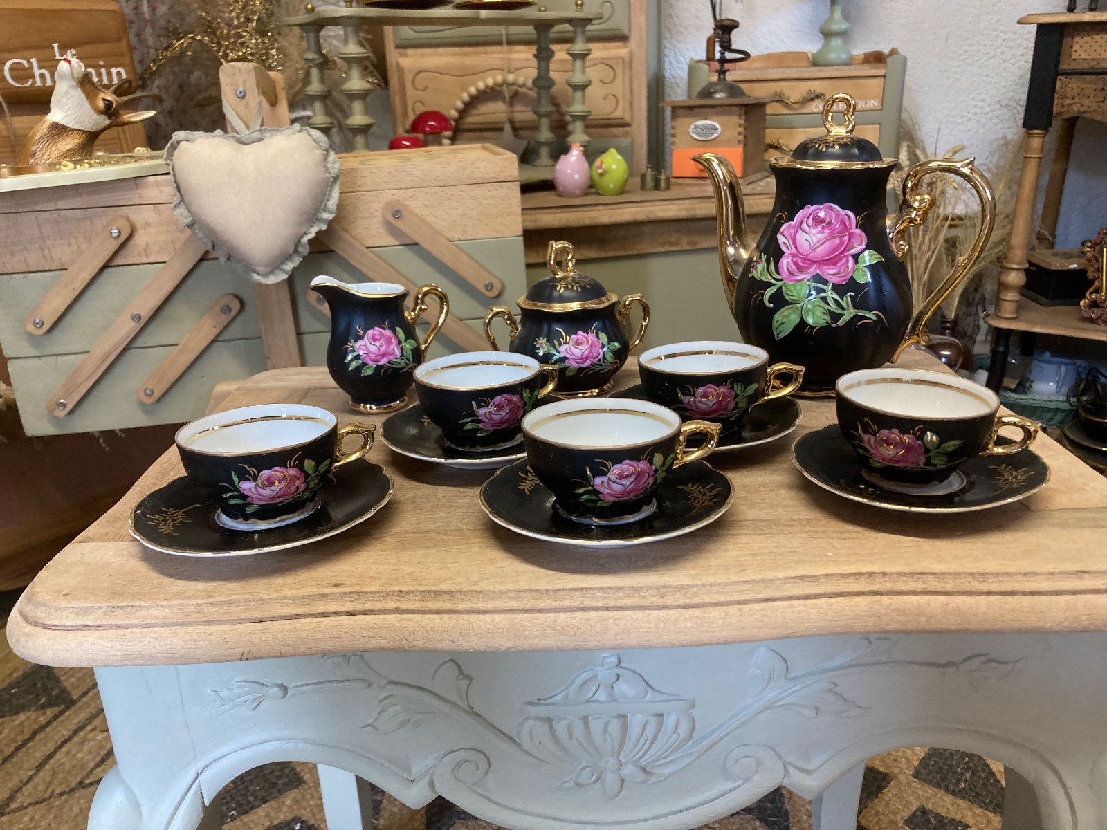 Service à café vintage rare porcelaine noire à fleurs  meuble vintage relooke style artisanal