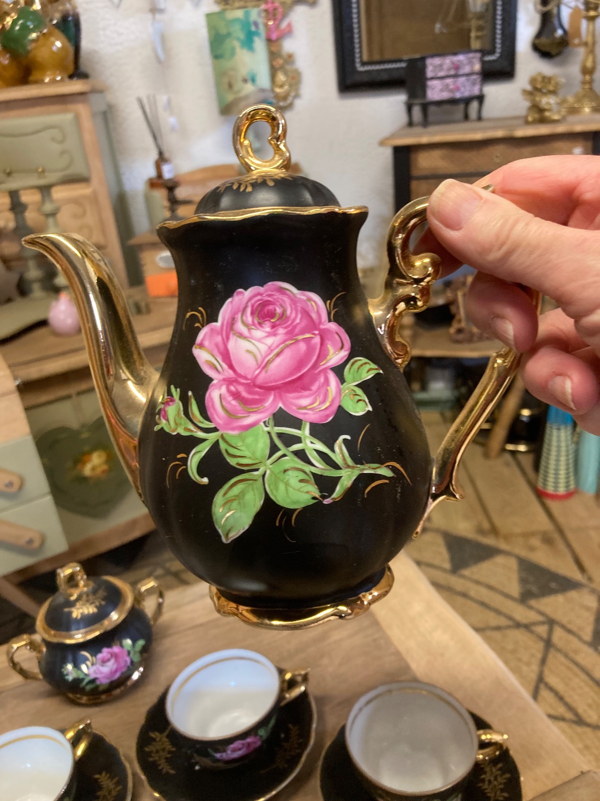 Service à café vintage rare porcelaine noire à fleurs  meuble vintage relooke en bois massif