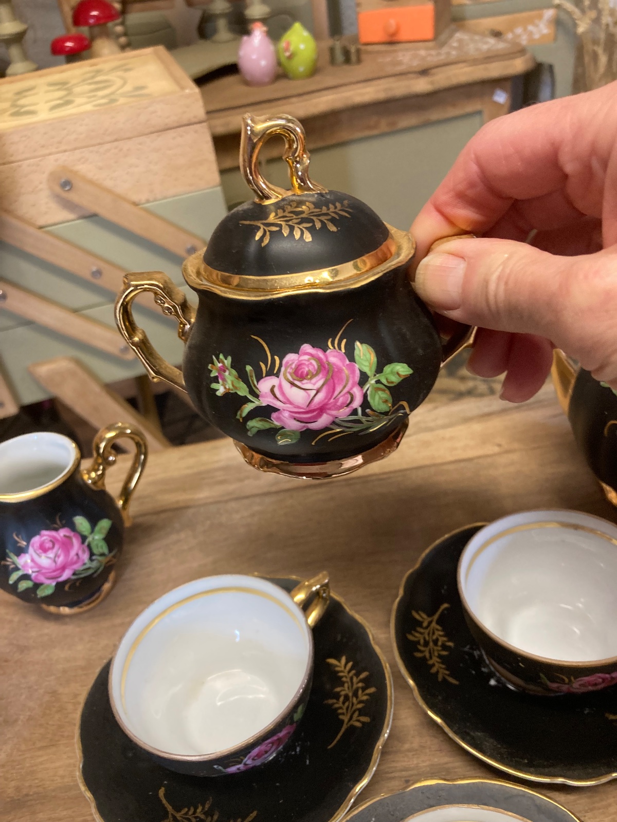 Service à café vintage rare porcelaine noire à fleurs  meuble vintage relooke en bois massif