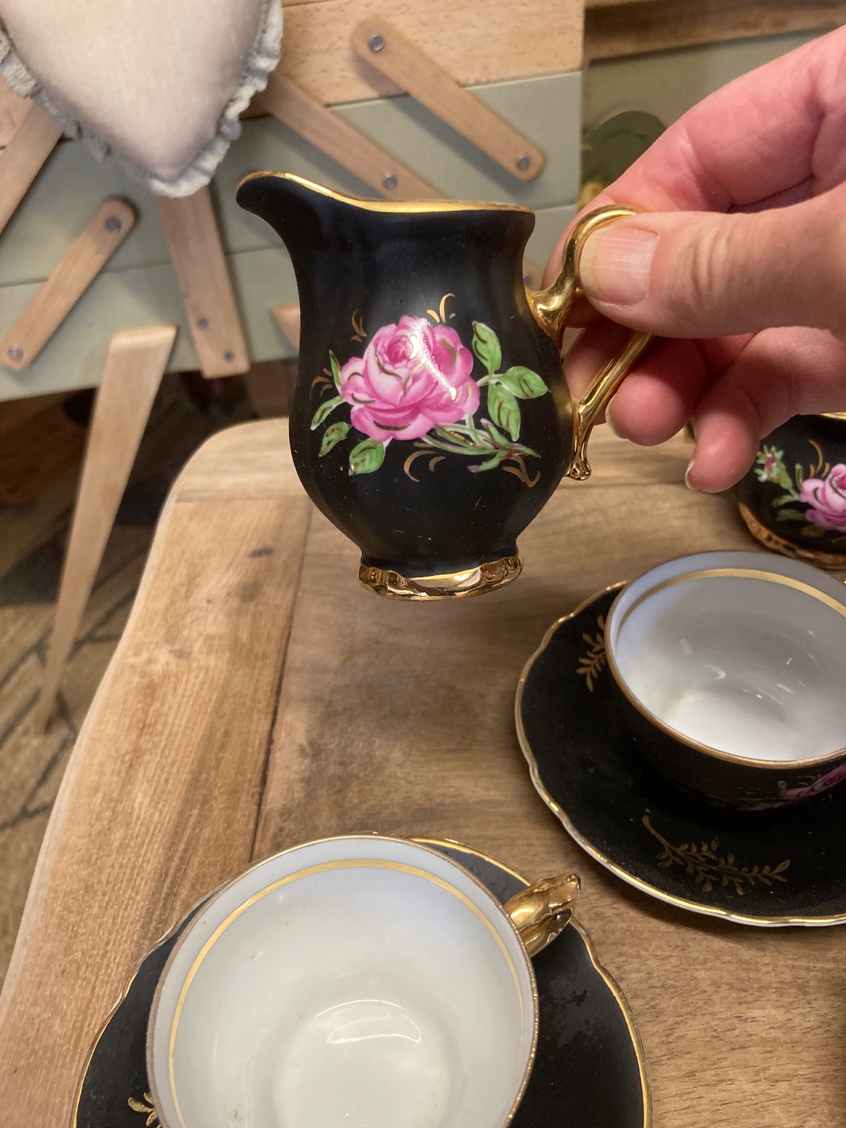 Service à café vintage rare porcelaine noire à fleurs  meuble vintage relooke en bois massif