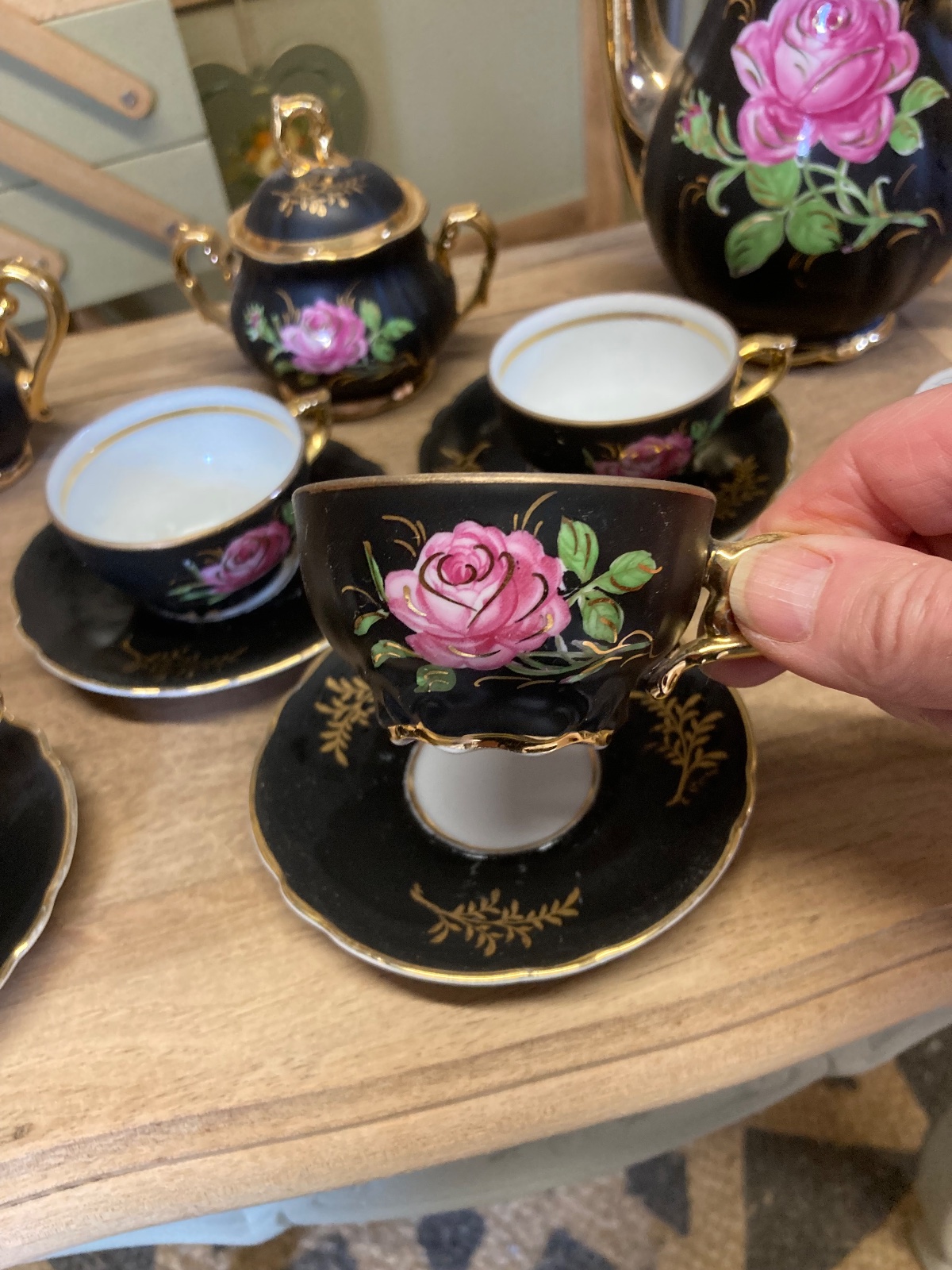 Service à café vintage rare porcelaine noire à fleurs  meuble vintage relooke en bois massif