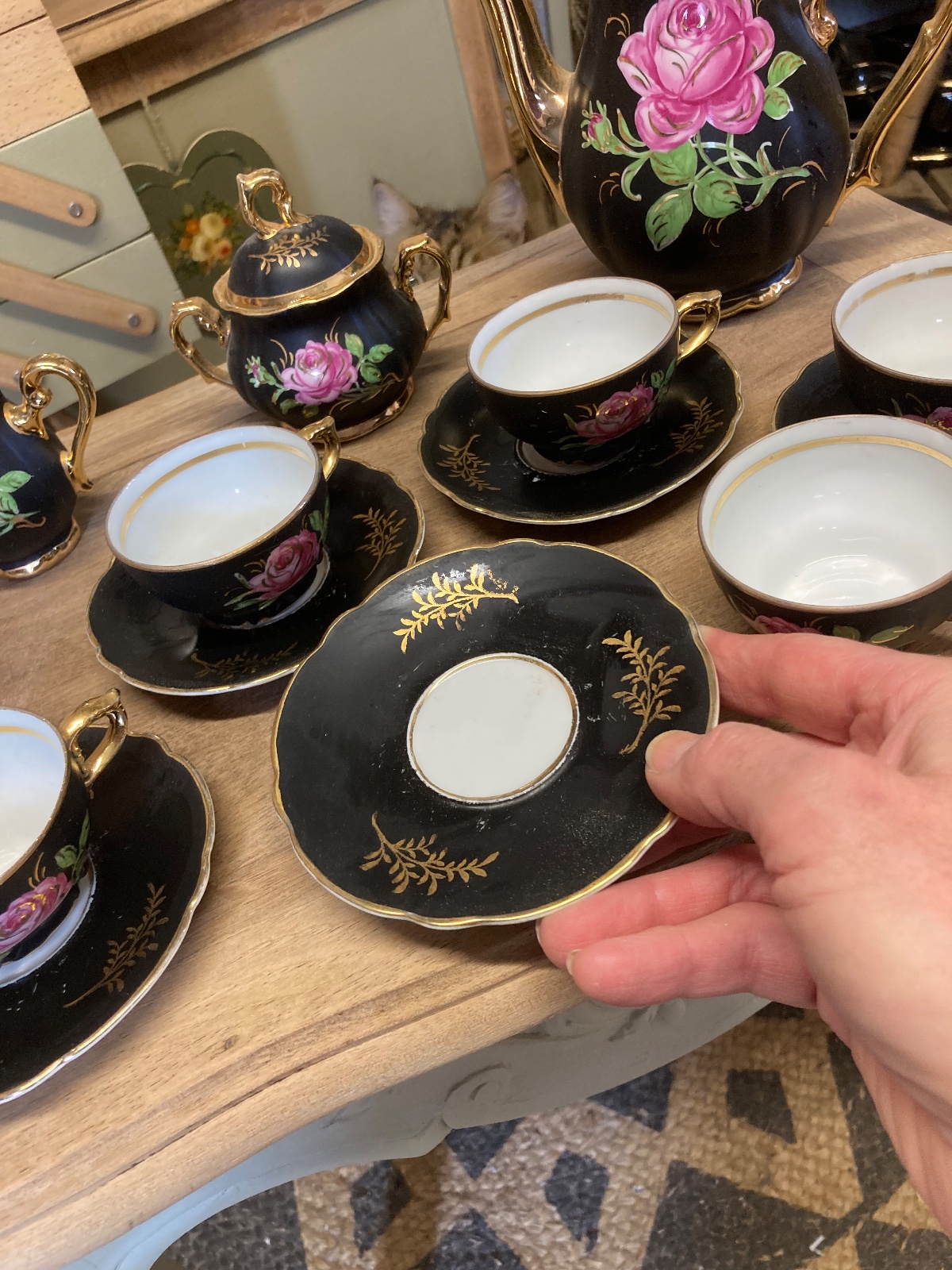 Service à café vintage rare porcelaine noire à fleurs  meuble vintage relooke en bois massif
