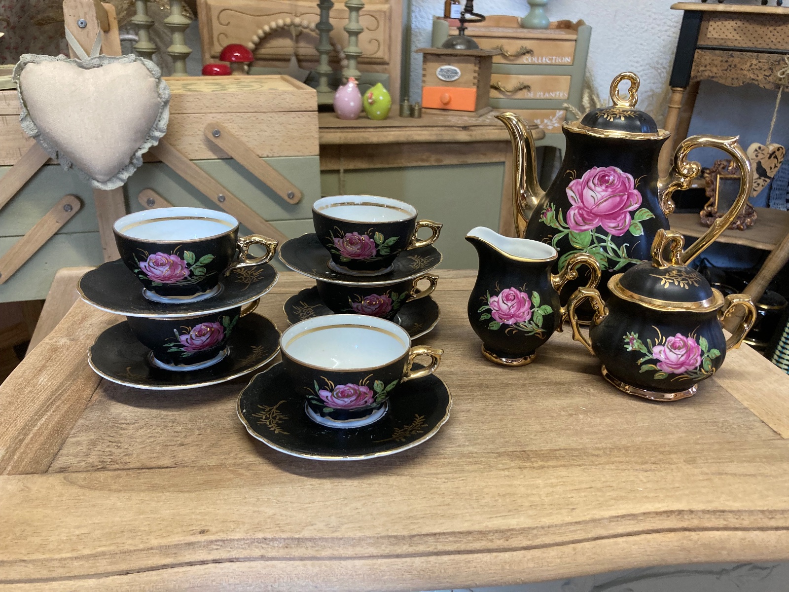 Service à café vintage rare porcelaine noire à fleurs  meuble vintage relooke en bois massif
