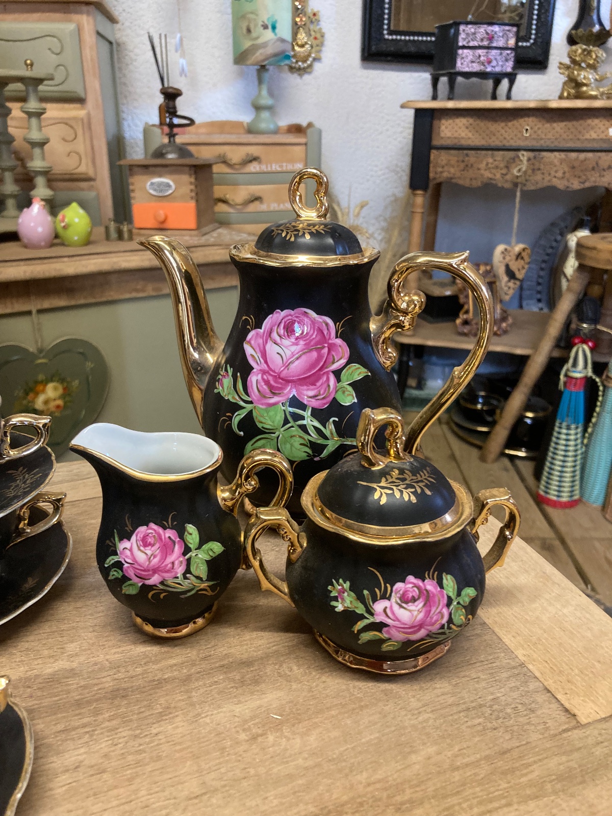 Service à café vintage rare porcelaine noire à fleurs  meuble vintage relooke en bois massif