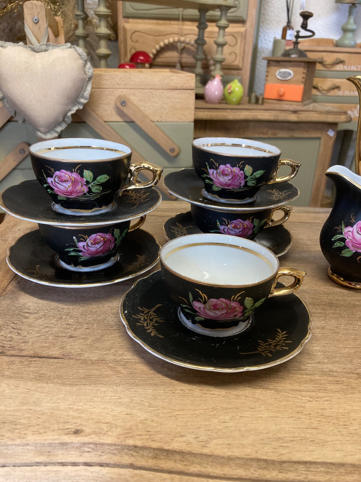 Service à café vintage rare porcelaine noire à fleurs  meuble vintage relooke en bois massif