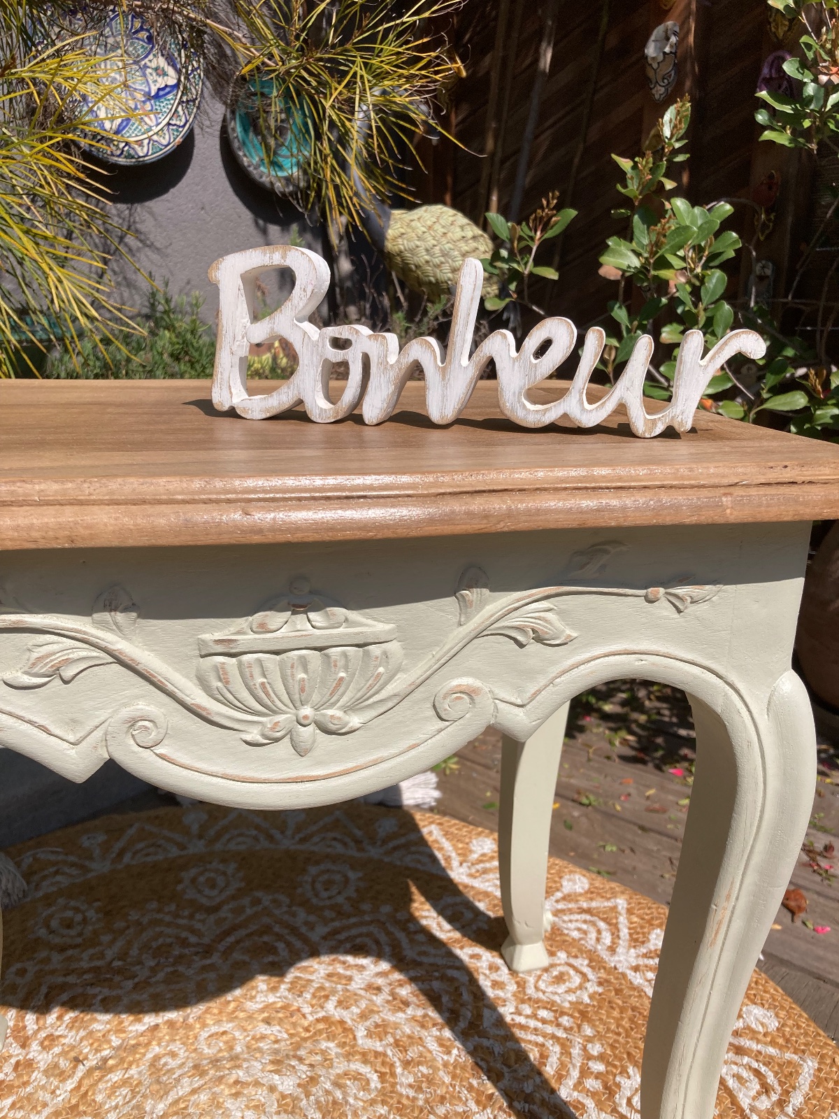 Gueridon ou Table appoint provençale relookee SHABBY CHIC  meuble vintage relooke en bois massif