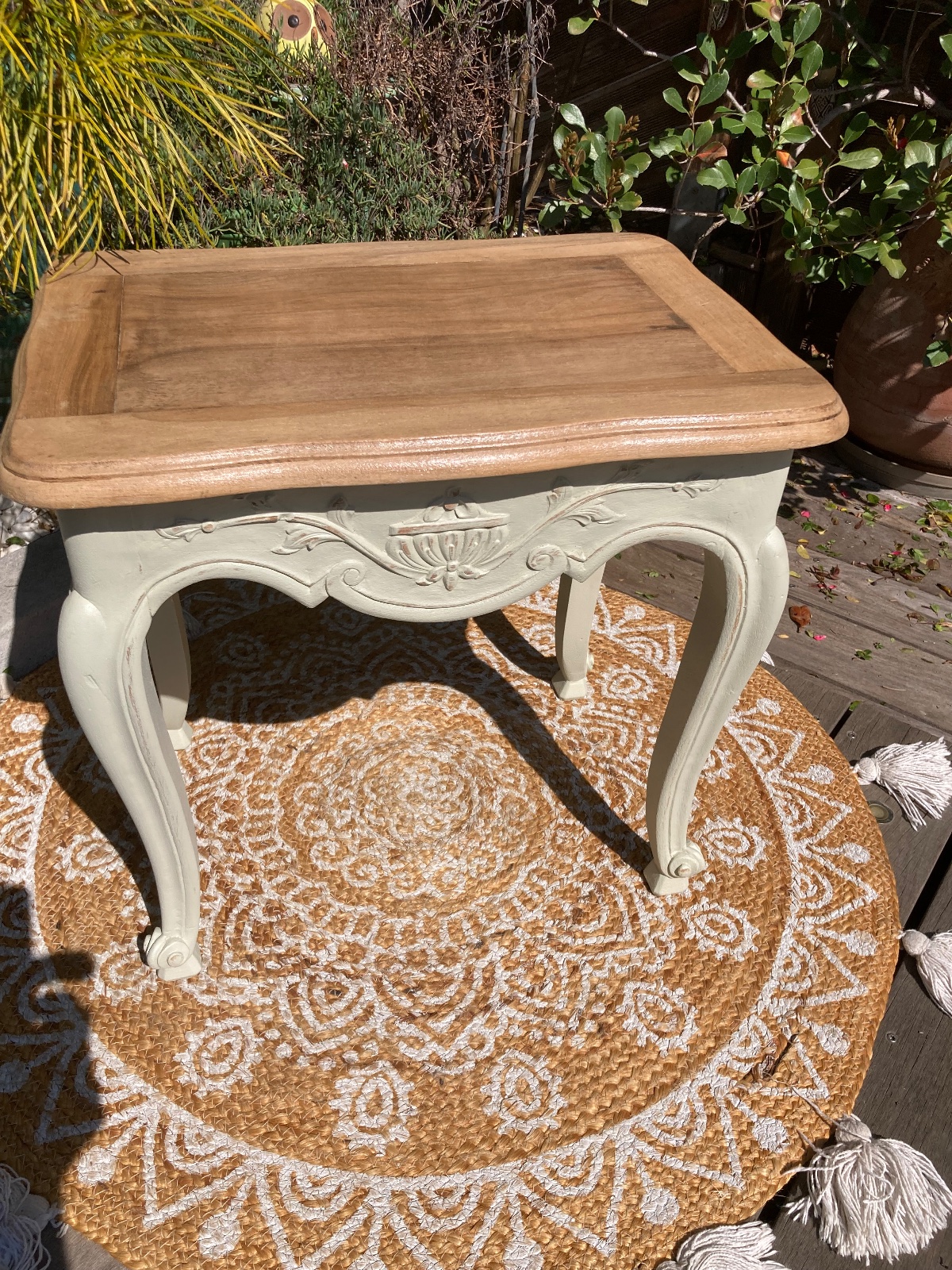 Gueridon ou Table appoint provençale relookee SHABBY CHIC  meuble vintage relooke en bois massif