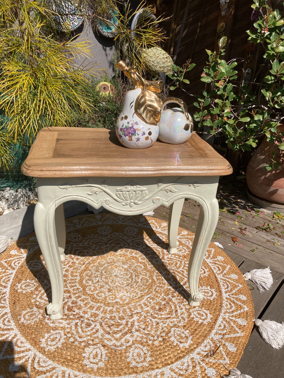 Gueridon ou Table appoint provençale relookee SHABBY CHIC  meuble vintage relooke en bois massif