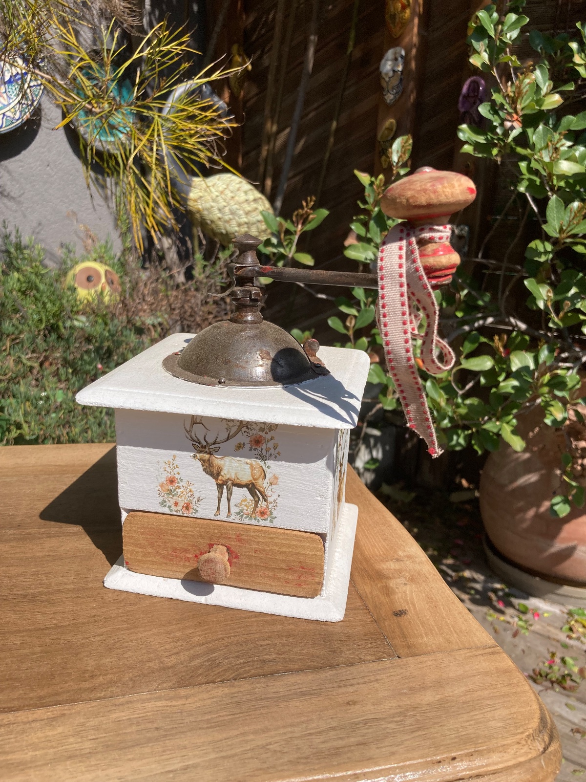 Gueridon ou Table appoint provençale relookee SHABBY CHIC  meuble vintage relooke en bois massif