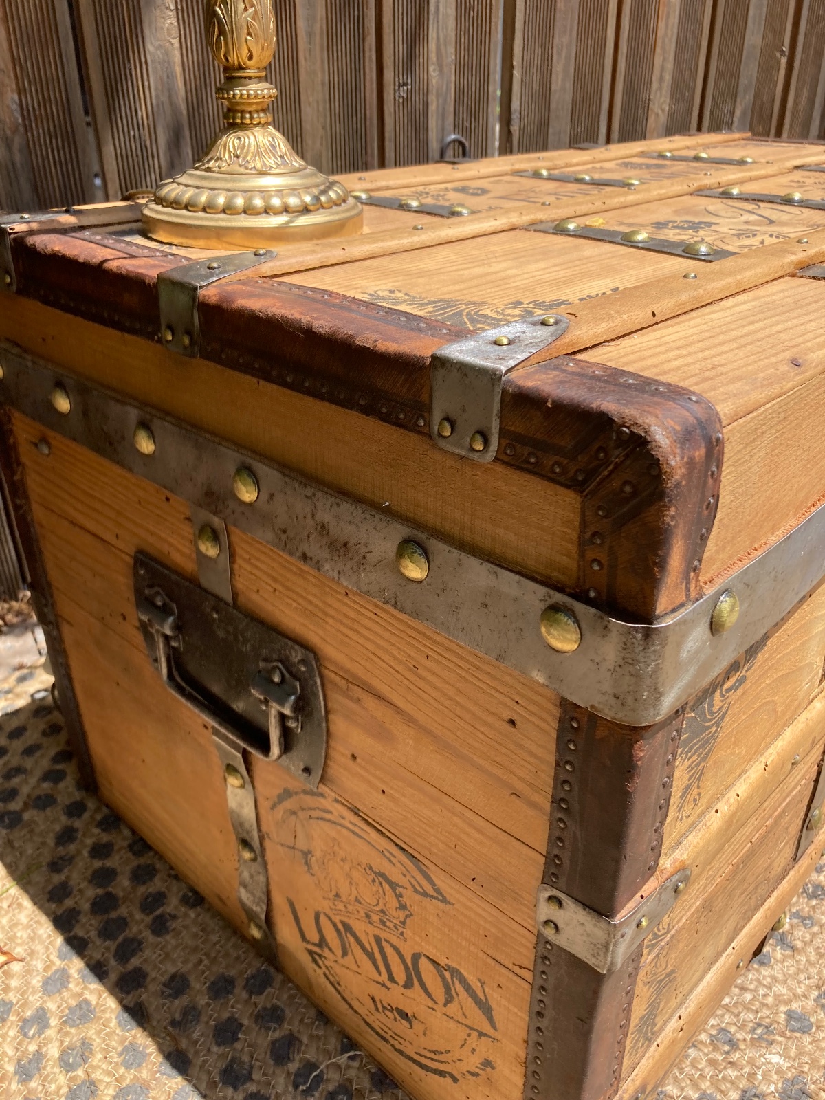 Malle ancienne laiton relookee ENGLISH ROSE  meuble vintage relooke en bois massif