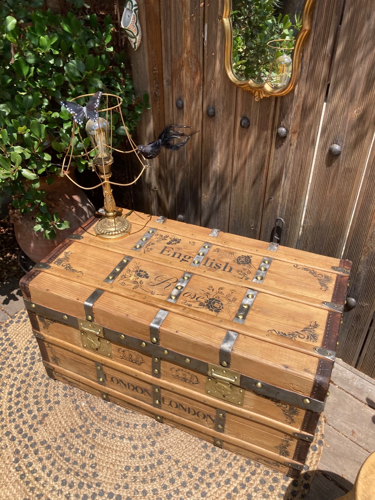 Malle ancienne laiton relookee ENGLISH ROSE  meuble vintage relooke en bois massif