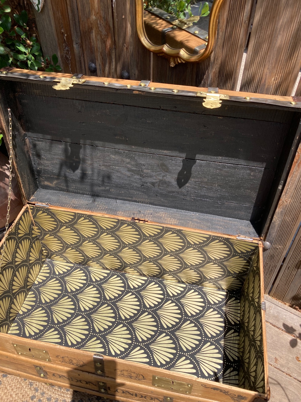 Malle ancienne laiton relookee ENGLISH ROSE  meuble vintage relooke en bois massif
