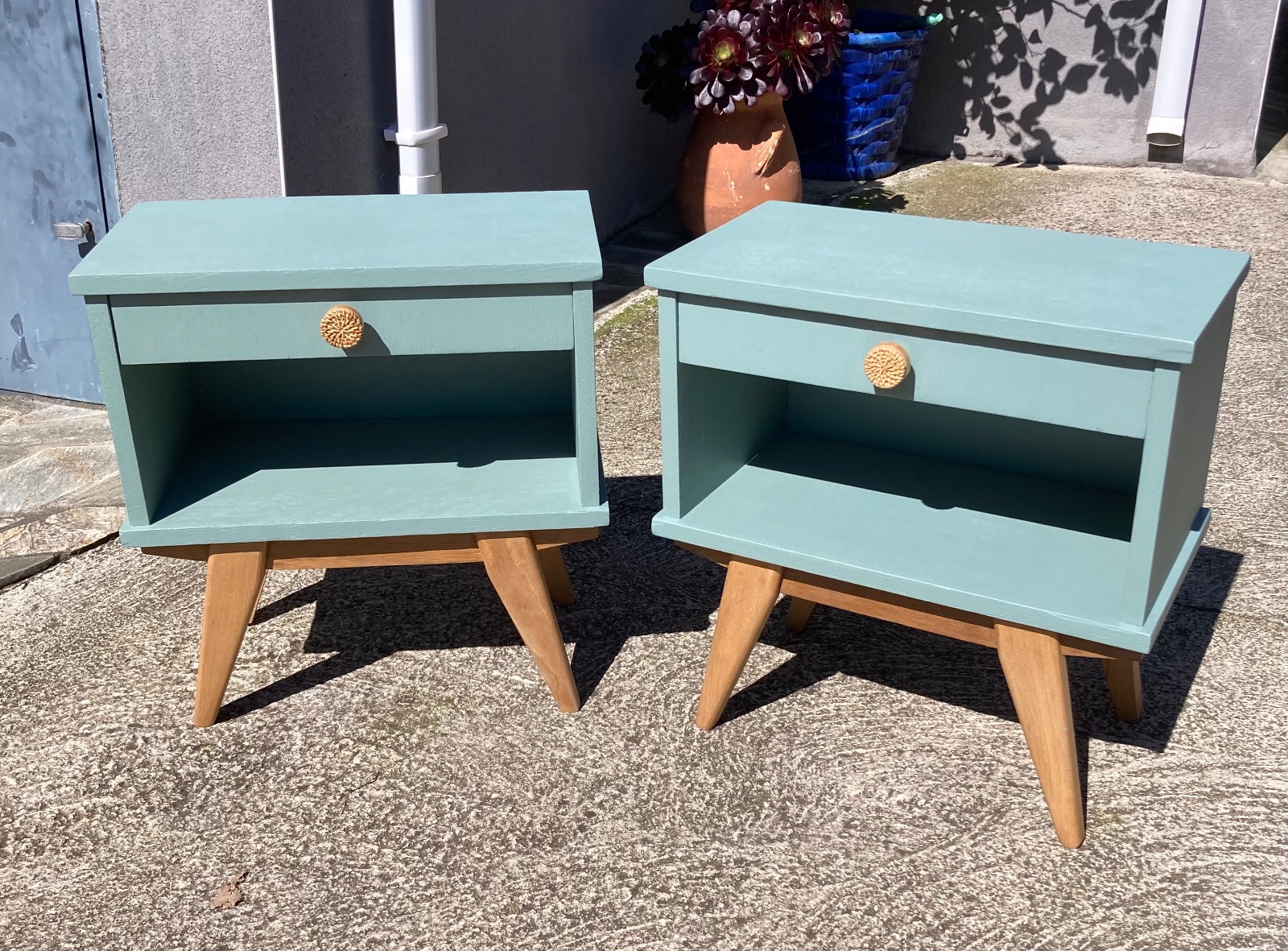 Duo de chevets vintage pieds compas vert/ boutons rotin  meuble vintage relooke en bois massif