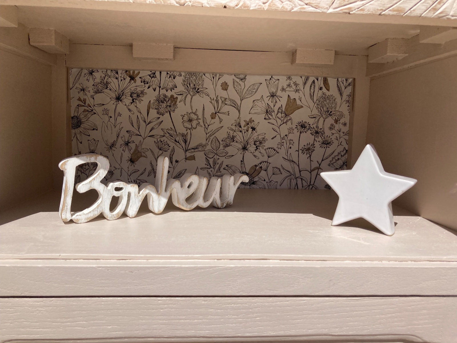 Buffet confiturier ART DÉCO beige/moulures ou petite armoire  meuble vintage relooke en bois massif